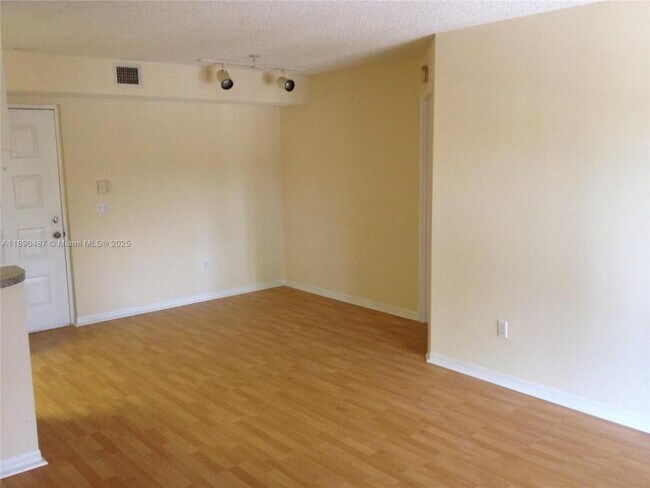 Building Photo - 2 bedroom in Hollywood FL 33021