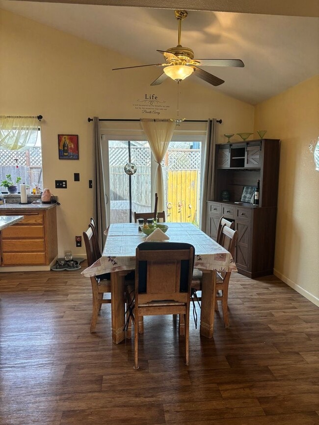 Building Photo - Unfurnished 3 bedroom 2 bath Home