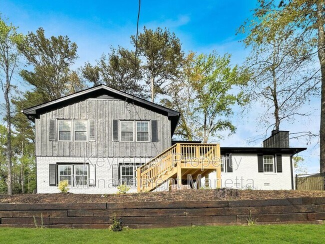 Building Photo - 651 Inglis Dr S E