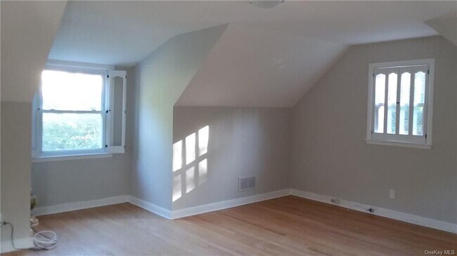 Building Photo - 23 Maplewood Rd