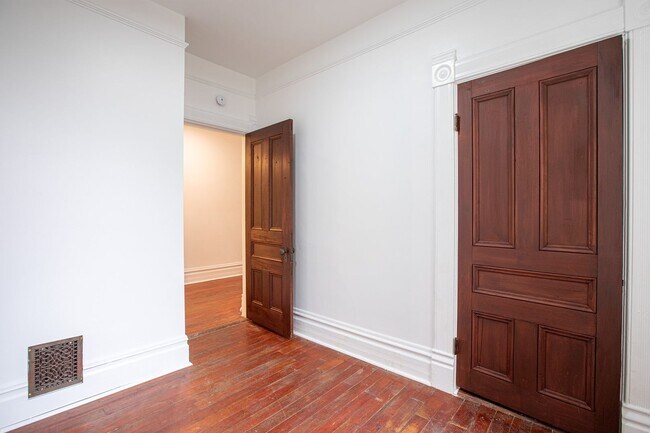 Building Photo - 1940-1946-1946 SW Market St Dr