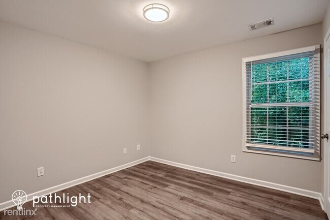 Building Photo - 4 br, 2.5 bath House - 912 Lakeside Ct UNIT