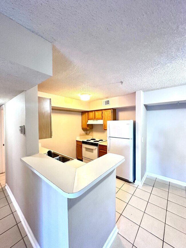 Building Photo - Cozy 2B/2B Unfurnished Condo near Beach in...