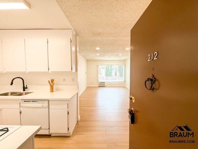 Building Photo - 5461 Kester Ave