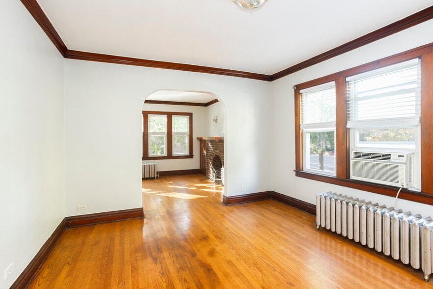 Building Photo - 2152 W Webster Ave