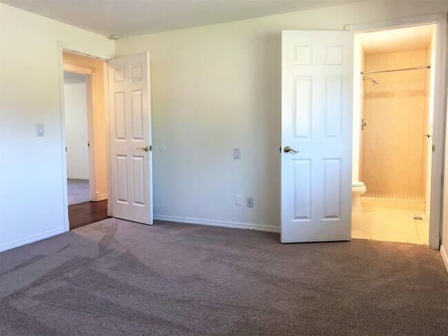 Building Photo - Fantastic Kirkland Home Available with Lar...