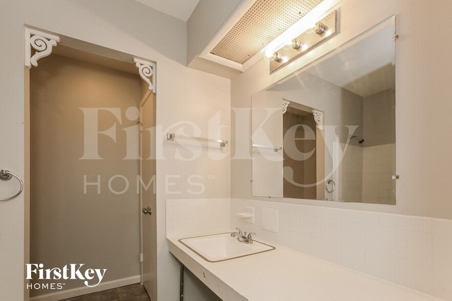Building Photo - 5503 Moonlight Dr
