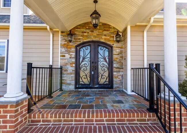 Building Photo - 5 bedroom home