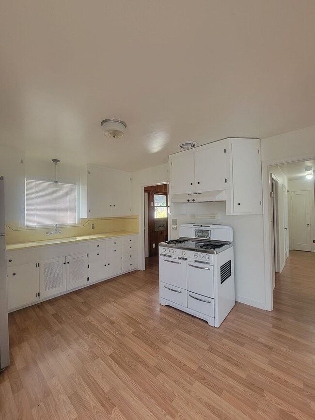 Building Photo - Charming and full of character, this vinta...