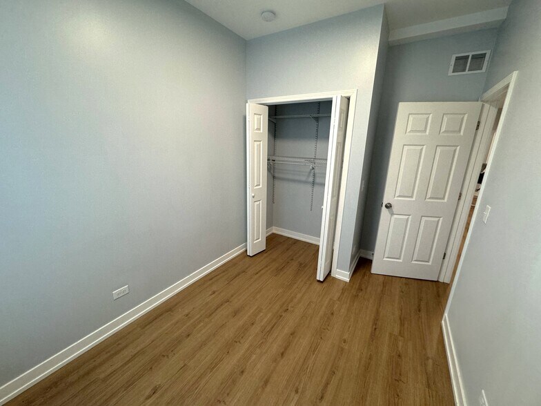 Building Photo - 1024 W Ainslie St