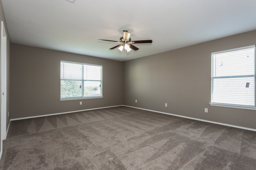 Building Photo - 3512 Cayman Dr