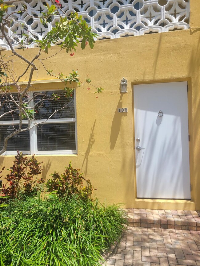 Building Photo - 815 Middle River Dr