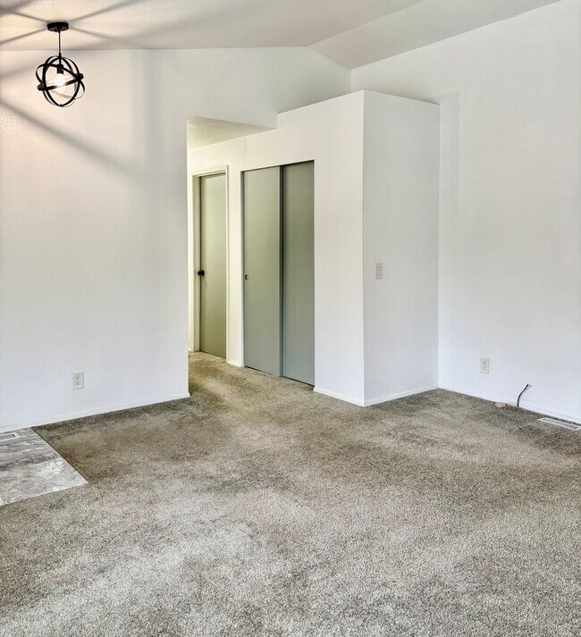 Building Photo - 3 Bed / 2 Bath Kirkland-Finn Hill rambler $3,395/month