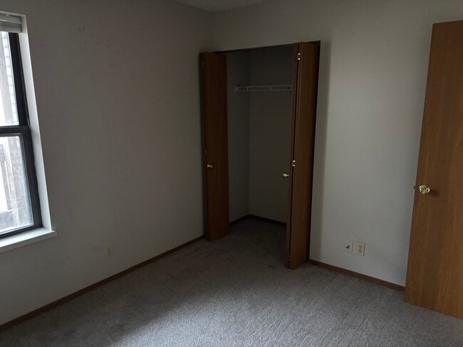 Building Photo - 3 Bedroom/2 Bathroom Apartment!