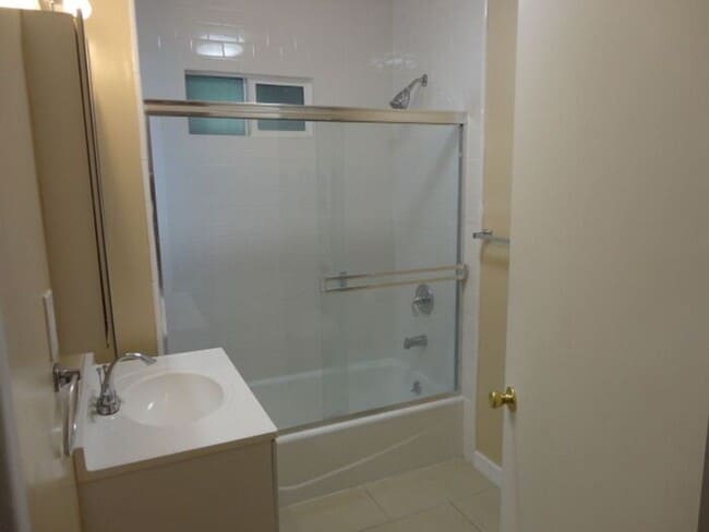 Building Photo - Nice 1 + 1 Detached Condo No. Hollywood