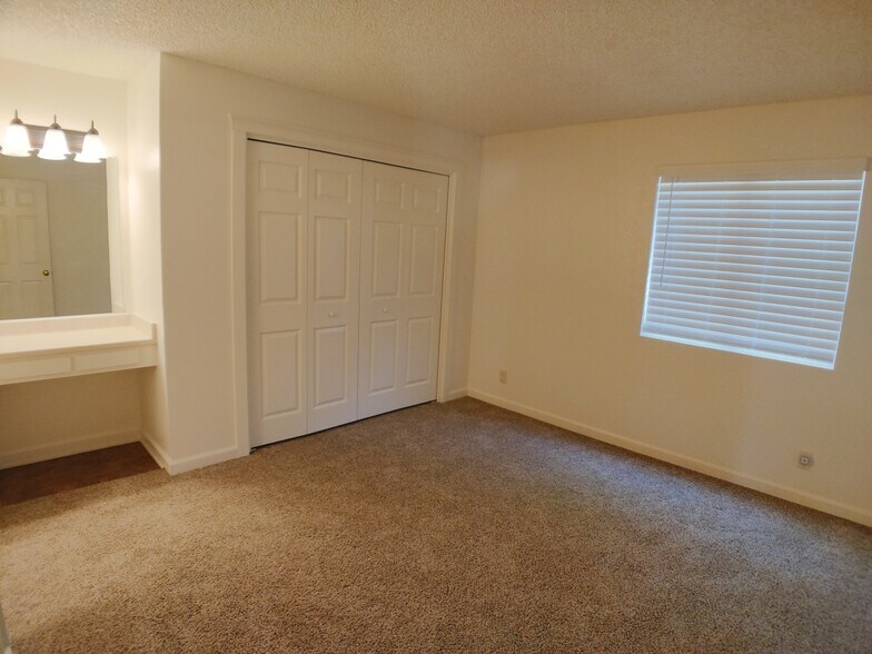Building Photo - 1671 Bramble Pl