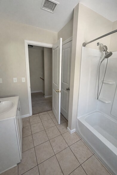 Building Photo - 1116 Worcester St