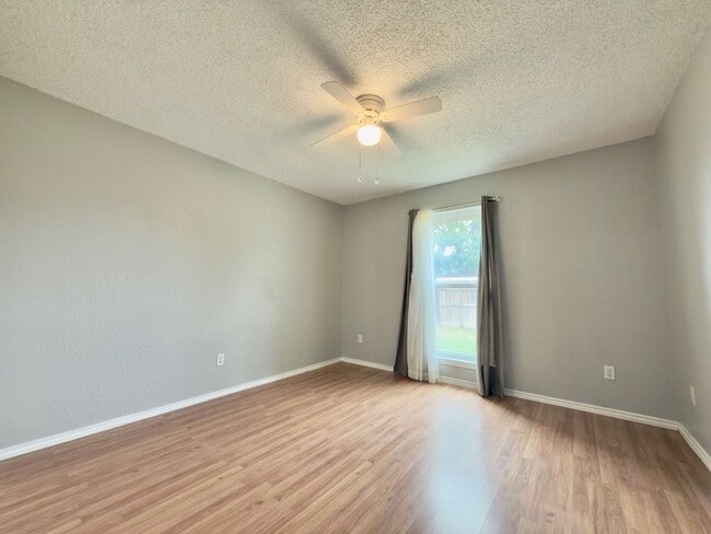 Building Photo - House For Rent