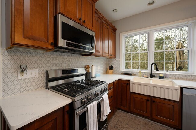 Building Photo - **UPDATED BRENTWOOD HOME THAT DOESN'T FEEL LIKE A RENTAL**