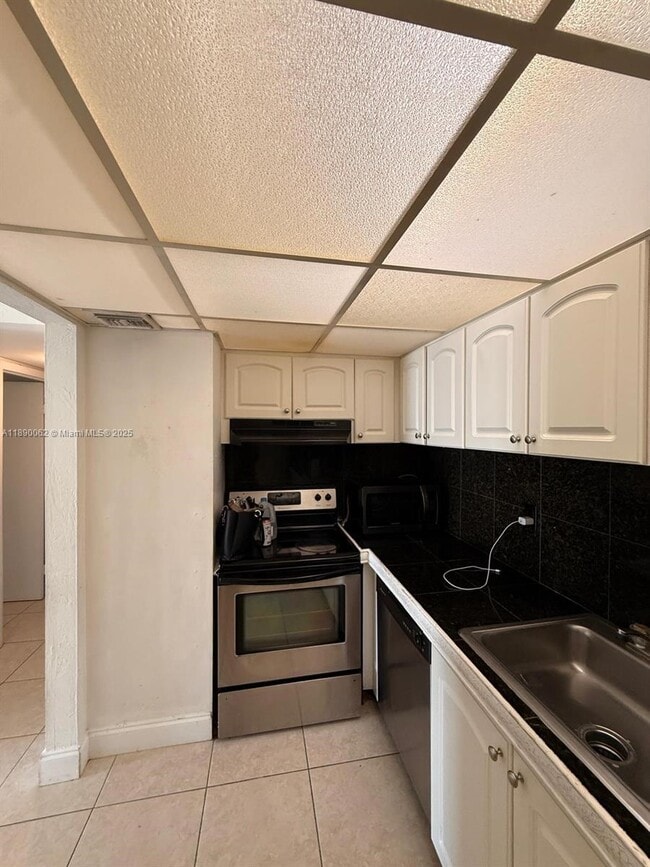 Building Photo - 13890 SW 90th Ave