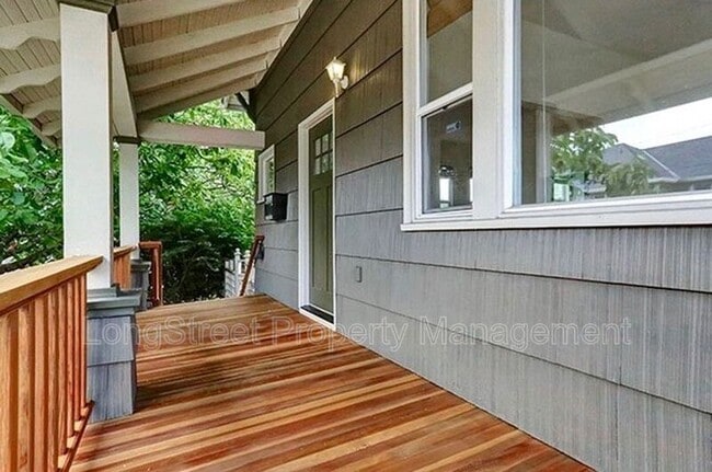 Building Photo - 2624 NE Sumner St