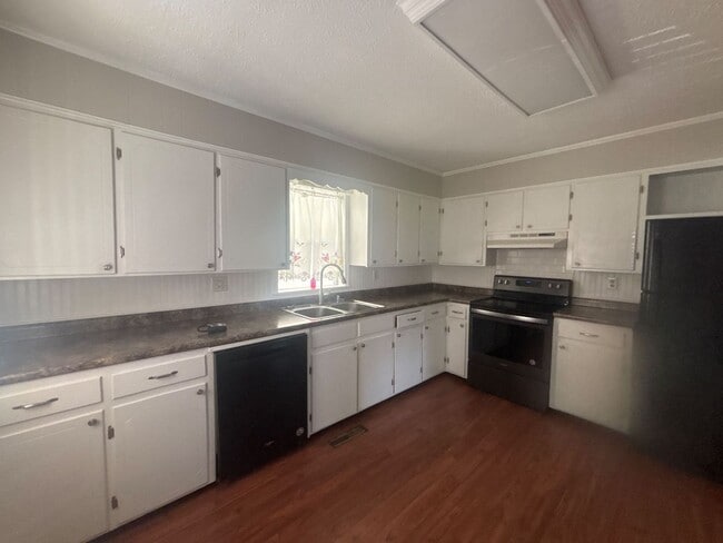 Building Photo - 2001 Elmwood St