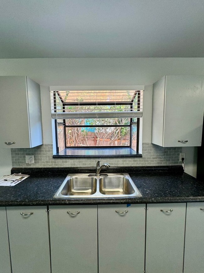 Building Photo - Beautiful & Welcoming 3 Bed/2 Bath Walking...
