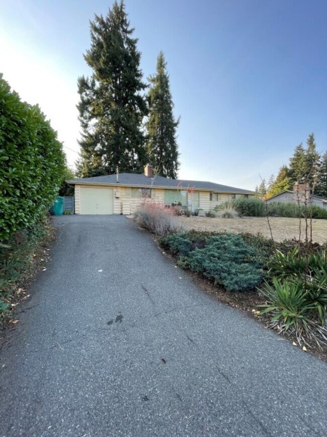 Building Photo - 3Bd/1.75Ba Shoreline House