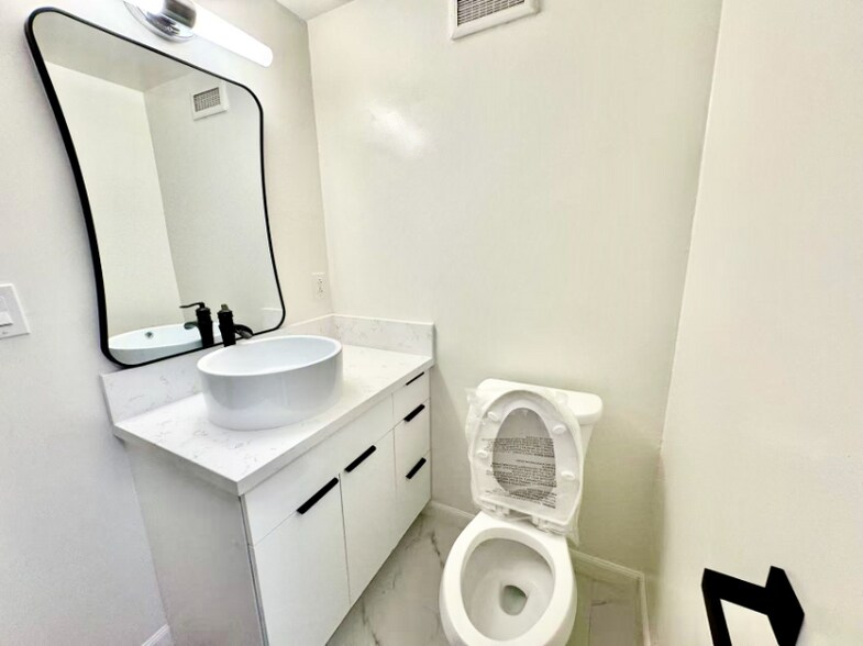 Building Photo - 780 Amana St