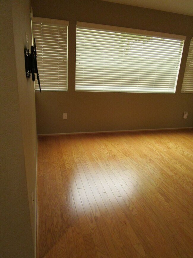 Building Photo - Gated Raintree Terrace Condo!