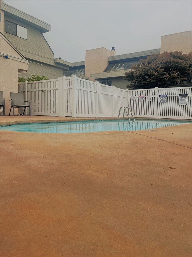 Building Photo - Charming 2 Bed 1.5 Bath Townhome Available...