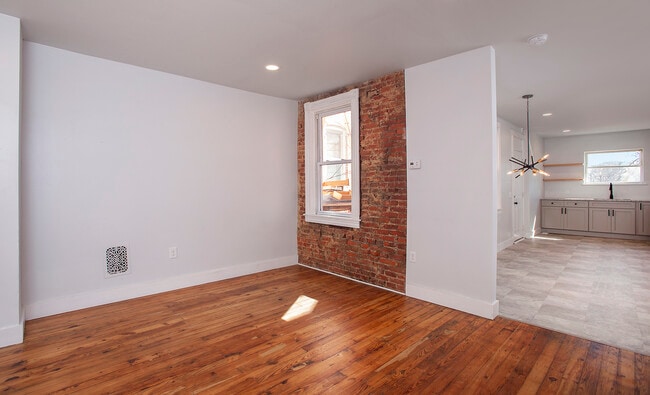 Building Photo - 333 S Ann St