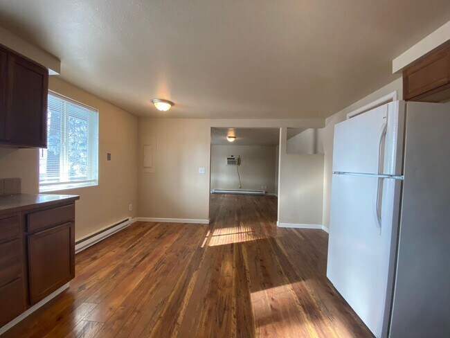 Building Photo - Move-in special!  One month free rent! 2-bedroom 1 bath Great Spokane Valley Location-New carpet ...