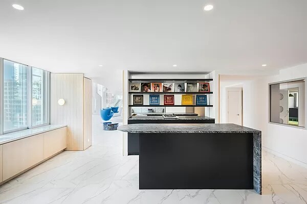 Building Photo - 320 W 71st St