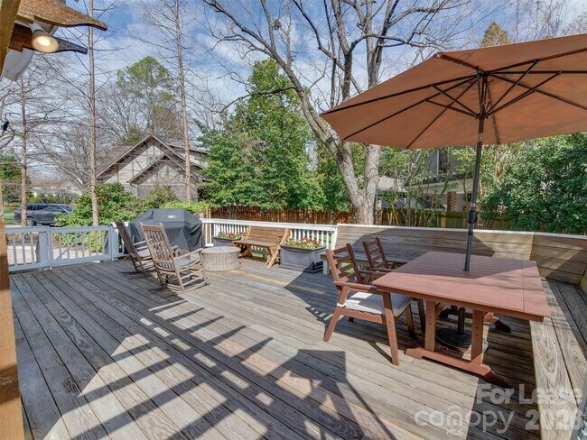 Building Photo - 3221 Sunset Dr