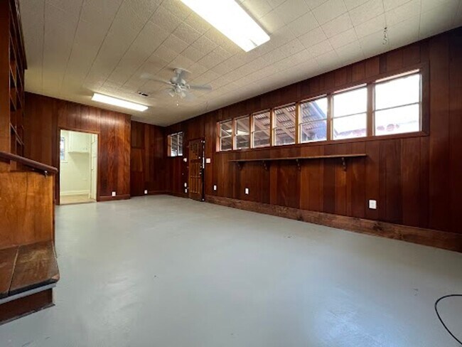 Building Photo - 2420 White Oak Dr