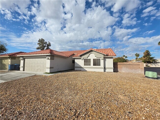 Building Photo - 5843 Berry Hill Ln