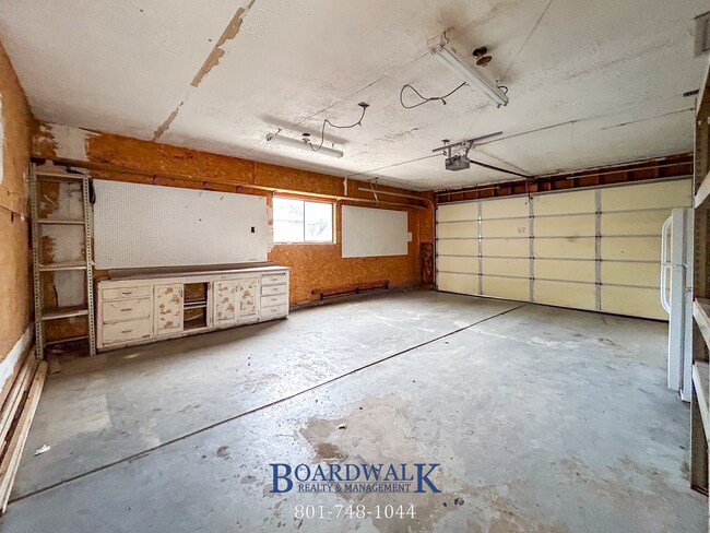 Building Photo - Great 5 Bed Now Available in Riverton