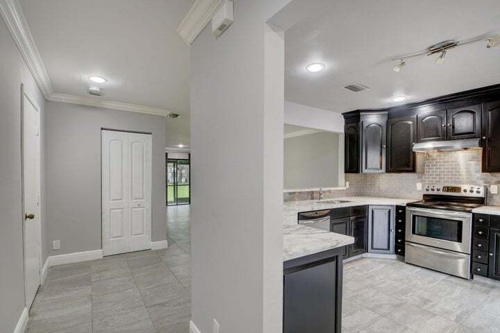 Building Photo - 1105 Maplewood Dr