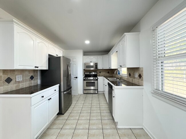 Building Photo - 2226 W 74th Terrace