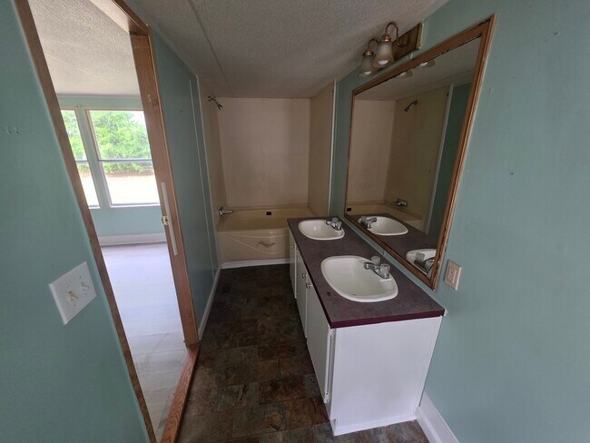 Building Photo - 1120 Angela Pl