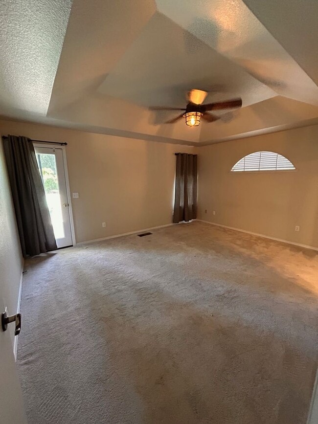 Building Photo - Beautiful home for rent in Visalia!