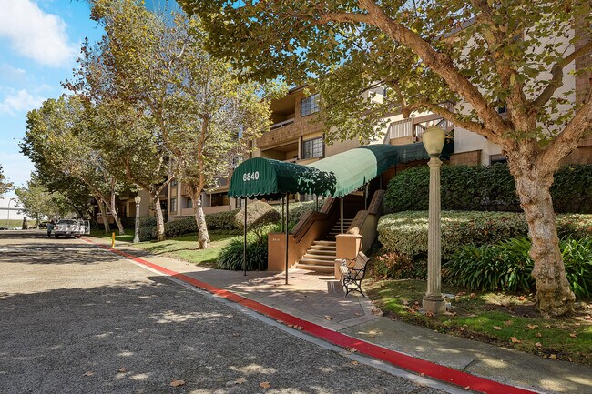 Building Photo - 8840 Villa La Jolla Dr