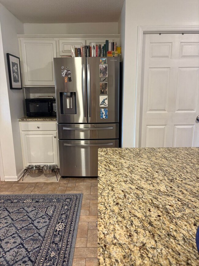 Building Photo - Large, private home in Rivercliff