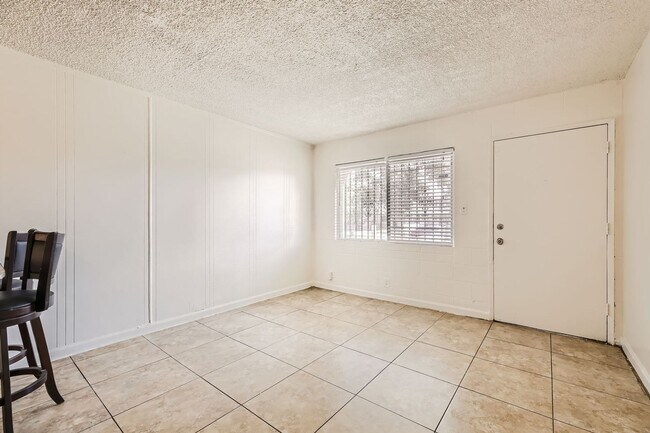 Building Photo - 1 Bedroom 1 Bathroom Condo Minutes from Th...