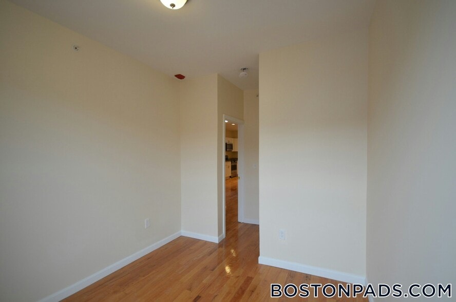 Building Photo - 16 Chelsea St