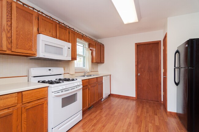 Building Photo - 735 Emerald Ave NE