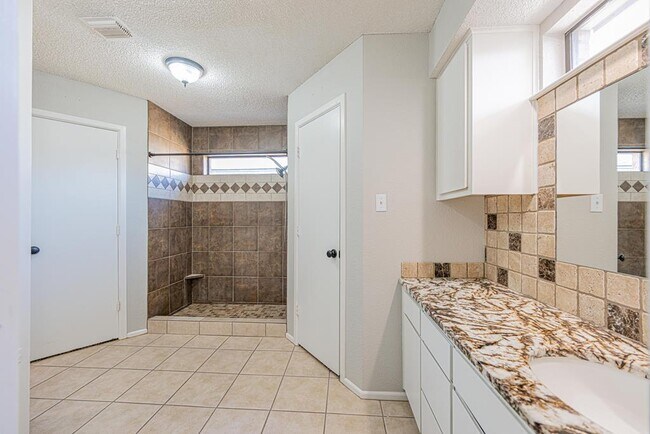 Building Photo - 105 Quail Run