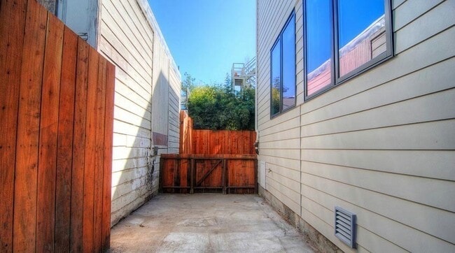Building Photo - 1373 Minna St