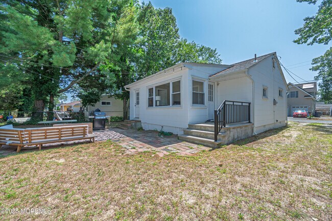 Building Photo - 472 Pinecroft Dr